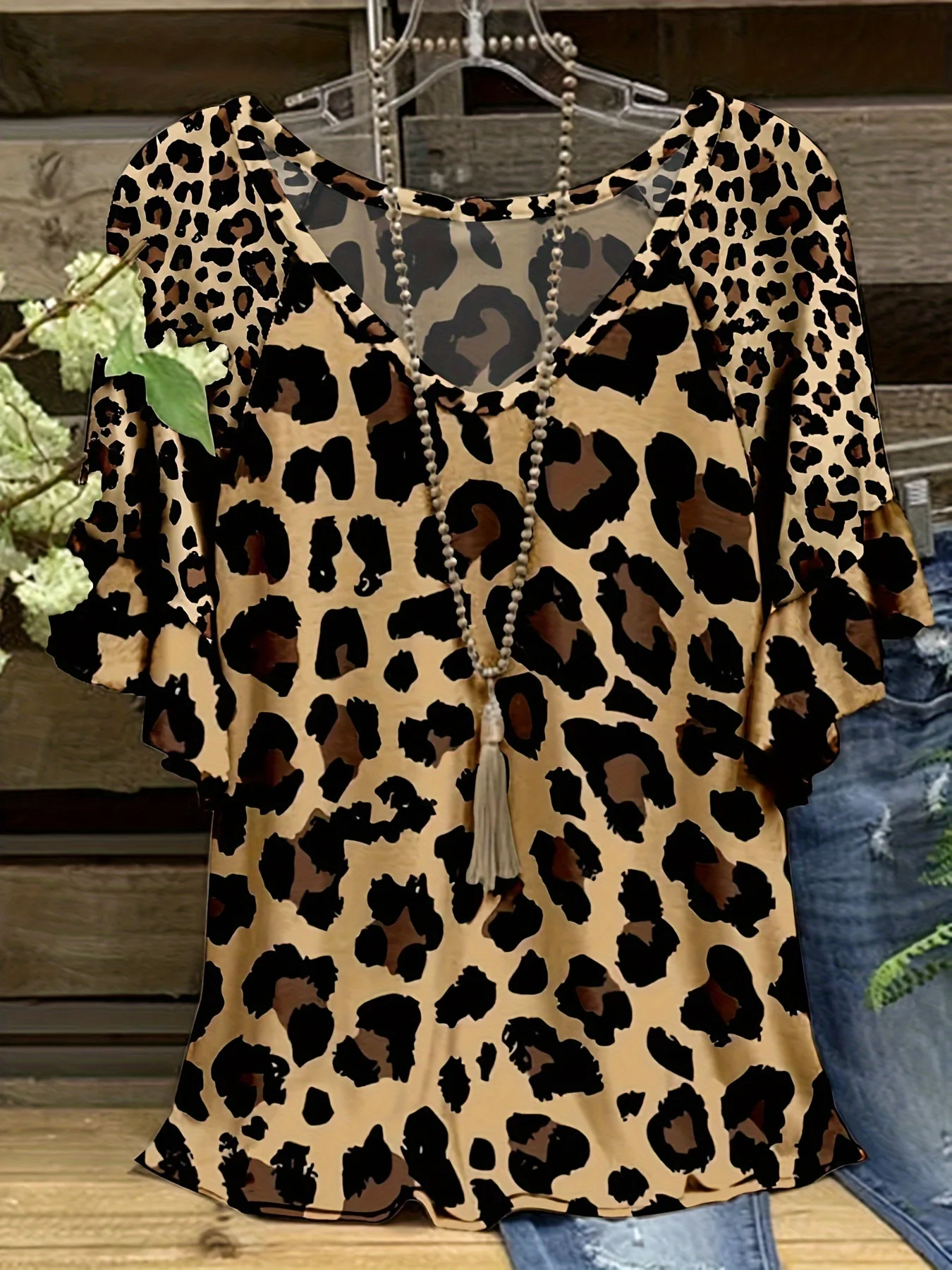 Plus size women's t-shirt casual fashion V-neck leopard print short-sleeved T-shirt plus size women's clothing