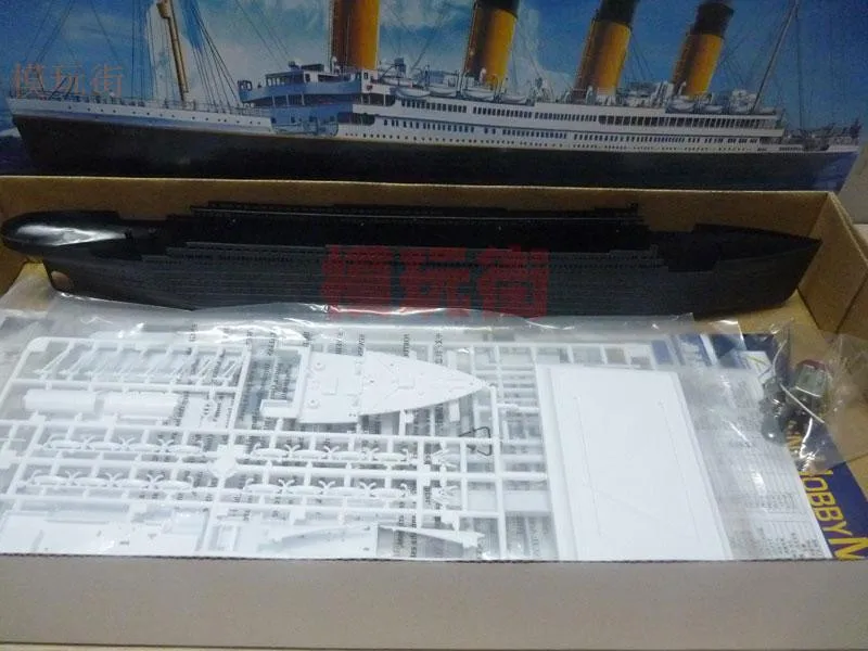 1:550 RMS Titanic Model Building Kits Assembly Plastic Ship Model With Electric Motor Lighting Device Electric Titanic Toy